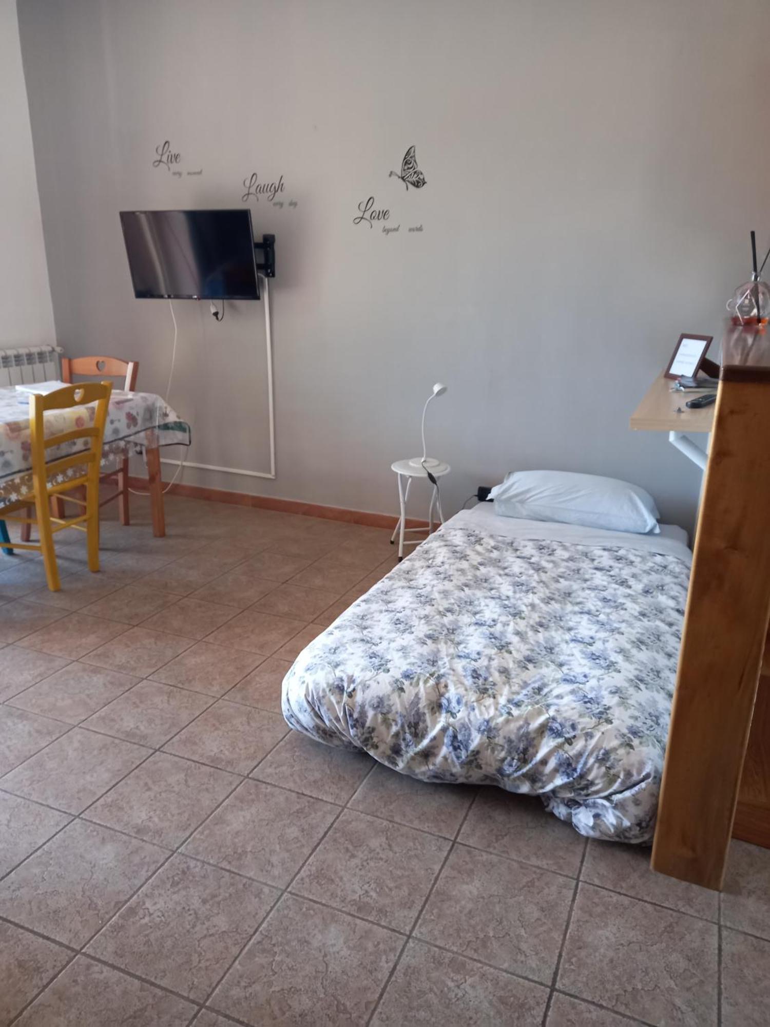 A Santy'S House 1Piano-No Lift-Shuttle A Pagamento-Raggiungibile A Piedi Aeroporto-Fermata Bus Fiera Di Roma A 3 Minuti-Air Condiz Ed Extra Bed For A Fee A Pagamento Leilighet Fiumicino Eksteriør bilde